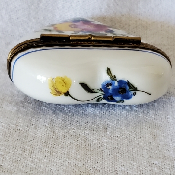 LIMOGES FRANCE HANDPAINTED PORCELIN HINGED TRINKET BOX - HEART WITH FLOW… - Picture 3 of 7